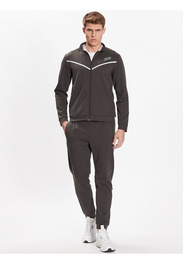 Dres EA7 Emporio Armani. Kolor: szary. Materiał: syntetyk, dresówka