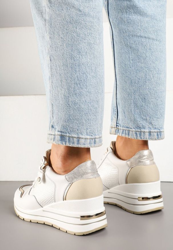 Renee - Białe Metaliczne Sneakersy ze Skóry Naturalnej na Koturnie z Ozdobnym Suwakiem Tarivone. Kolor: biały. Materiał: skóra. Obcas: na koturnie