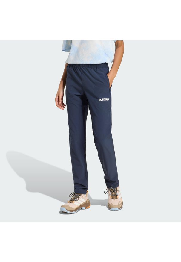 Adidas - Spodnie Multi Essentials Stretch. Kolor: niebieski. Materiał: materiał. Sezon: lato. Sport: turystyka piesza