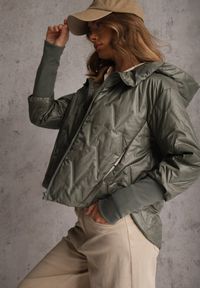 Renee - Zielona Pikowana Kurtka z Kapturem z Materiałem na Rękawach Grigoria. Okazja: na co dzień. Typ kołnierza: kaptur. Kolor: zielony. Materiał: materiał. Długość rękawa: długi rękaw. Styl: casual, elegancki #6