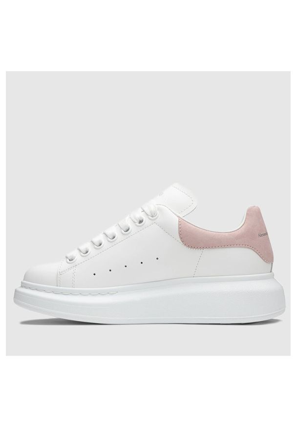 Alexander McQueen - ALEXANDER MCQUEEN Białe sneakersy damskie z różowym napiętkiem. Kolor: biały. Materiał: zamsz