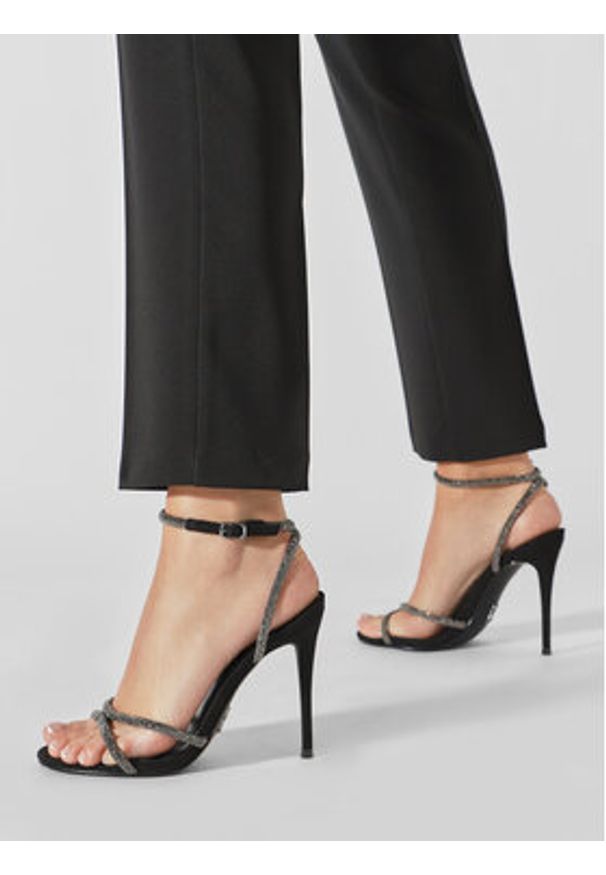 Steve Madden Sandały Bryanna Sandal SM11002613 SM11002613-001 Czarny. Kolor: czarny. Materiał: materiał