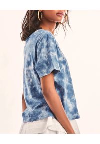 LOVE SHACK FANCY - Wzorzysta koszulka tie- dye t-shirt Calix. Kolor: niebieski. Materiał: bawełna. Długość rękawa: krótki rękaw. Wzór: aplikacja, haft. Styl: klasyczny #2