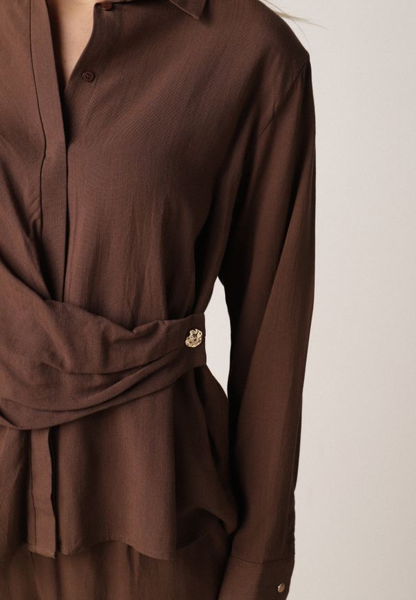 Born2be - Brązowy Wiskozowy Komplet Asymetryczna Koszula i Spodnie z Kieszeniami Moneia. Kolor: brązowy. Materiał: wiskoza