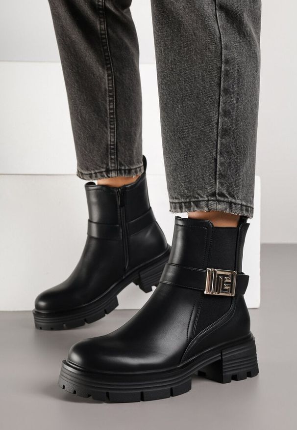 Renee - Czarne Botki Sztyblety Zdobione Metaliczną Aplikacją Cedorie. Okazja: na co dzień. Zapięcie: zamek. Kolor: czarny. Materiał: jeans. Wzór: aplikacja. Sezon: zima, jesień. Obcas: na płaskiej podeszwie. Styl: casual, elegancki
