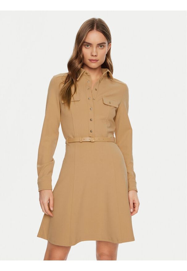 Guess Sukienka codzienna W5RK93 KCBO2 Beżowy Regular Fit. Okazja: na co dzień. Kolor: beżowy. Materiał: syntetyk. Typ sukienki: proste. Styl: casual