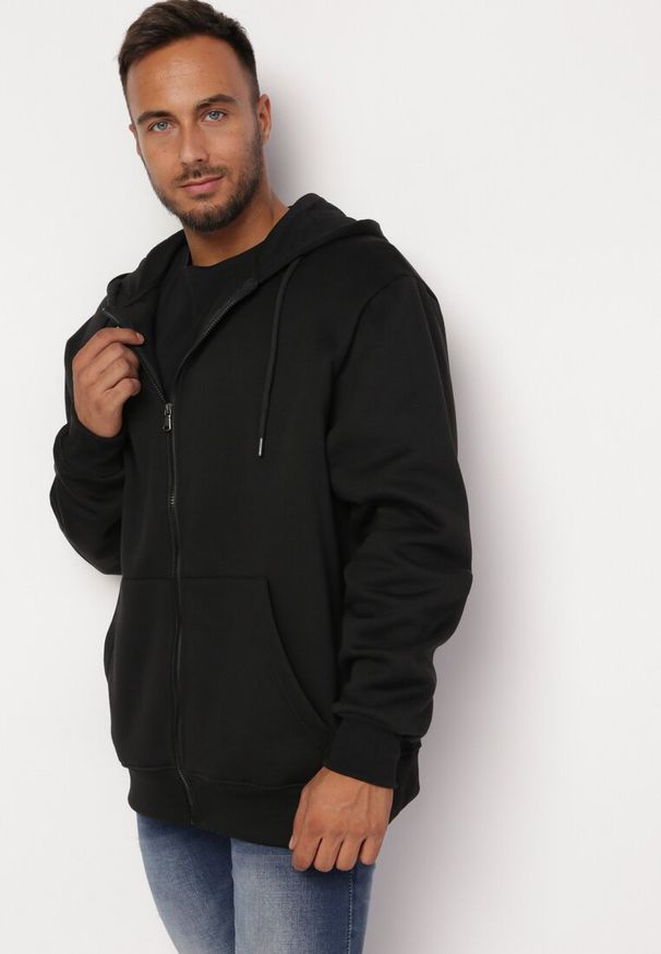 Born2be - Czarna Bluza z Kapturem Kassica. Okazja: na co dzień. Typ kołnierza: kaptur. Kolekcja: plus size. Kolor: czarny. Materiał: dzianina, polar. Długość rękawa: długi rękaw. Długość: długie. Styl: klasyczny, casual