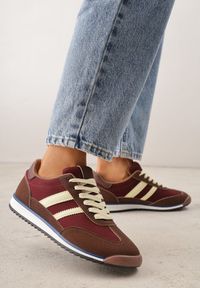 Renee - Brązowe Sneakersy Ozdobione Dwoma Paskami Lannatea. Okazja: na co dzień. Zapięcie: pasek. Kolor: brązowy. Wzór: aplikacja #1