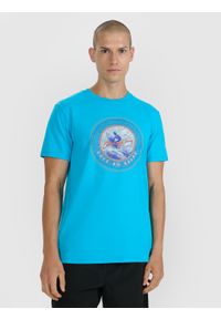 4f - 4F T-shirt regular z nadrukiem męski - niebieski M. Okazja: na co dzień. Kolor: niebieski. Materiał: bawełna, materiał, jersey. Długość rękawa: krótki rękaw. Długość: krótkie. Wzór: nadruk. Styl: wakacyjny, sportowy, klasyczny, casual