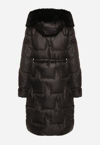 Born2be - Czarna Pikowana Kurtka o Długim Kroju ze Ściągaczem w Talii i Kapturem Galita. Okazja: na co dzień. Kolor: czarny. Materiał: dzianina, jeans, futro, poliester. Długość: długie. Styl: casual, elegancki #4