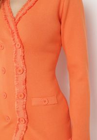 Born2be - Pomarańczowa Sukienka Sweterkowa Dwurzędowa z Guzikami i Ozdobnymi Frędzlami Vluona. Kolor: pomarańczowy. Materiał: materiał #3