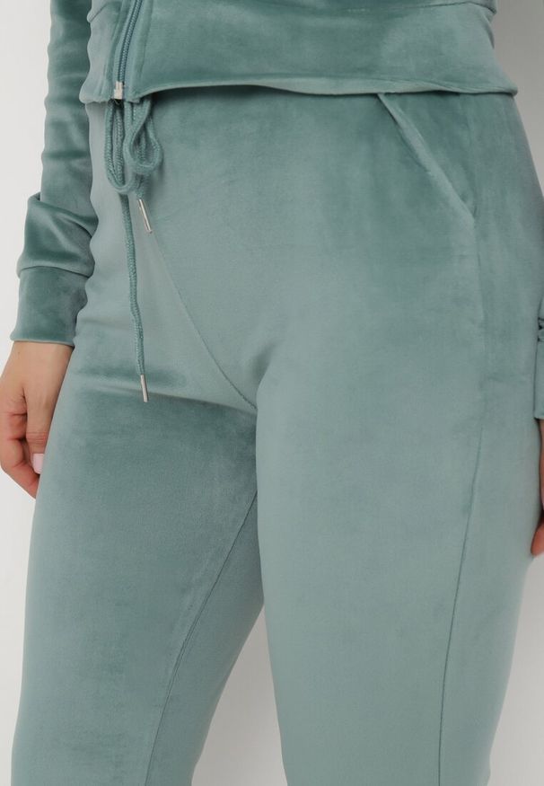 Born2be - Zielony Welurowy Komplet Dresowy z Cyrkoniami Krótsza Bluza i Spodnie Aterin. Kolor: zielony. Materiał: dresówka, welur