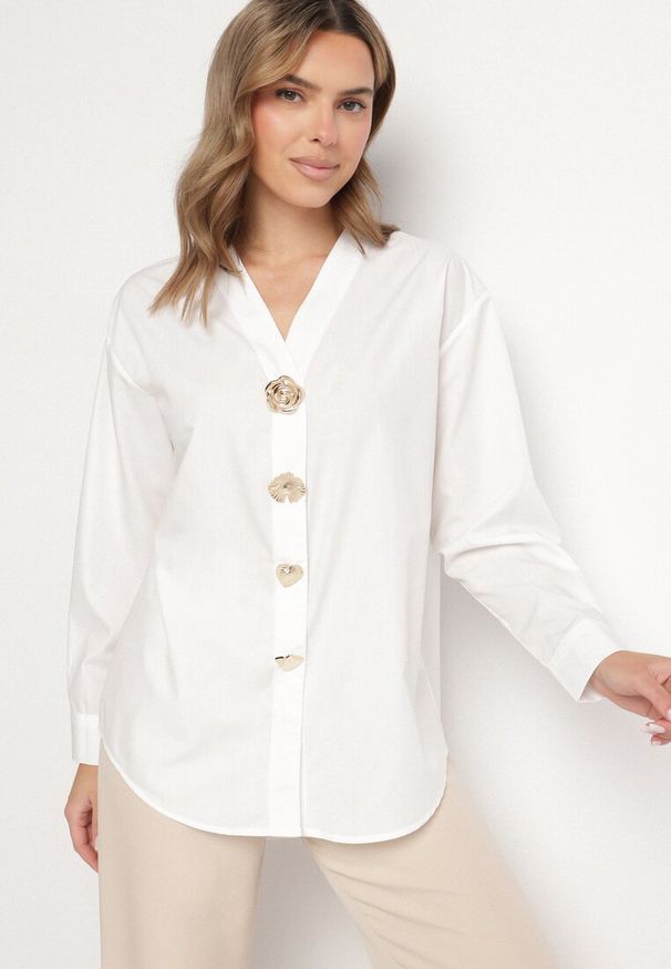 Born2be - Biała Koszula z Bawełną i Wiskozą Ozdobiona Aplikacjami Morbia. Okazja: na co dzień. Kolor: biały. Materiał: wiskoza, bawełna. Długość: długie. Wzór: aplikacja. Styl: casual, klasyczny