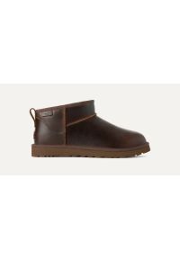 Ugg - Śniegowce męskie UGG Classic Ultra Mini Leather Regenerate Boot. Okazja: na plażę. Kolor: brązowy. Materiał: materiał. Sezon: jesień, lato, zima. Styl: młodzieżowy