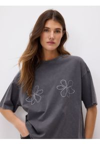 Reserved - T-shirt z błyszczącą aplikacją - ciemnoszary. Kolor: szary. Materiał: bawełna, dzianina. Wzór: aplikacja #1
