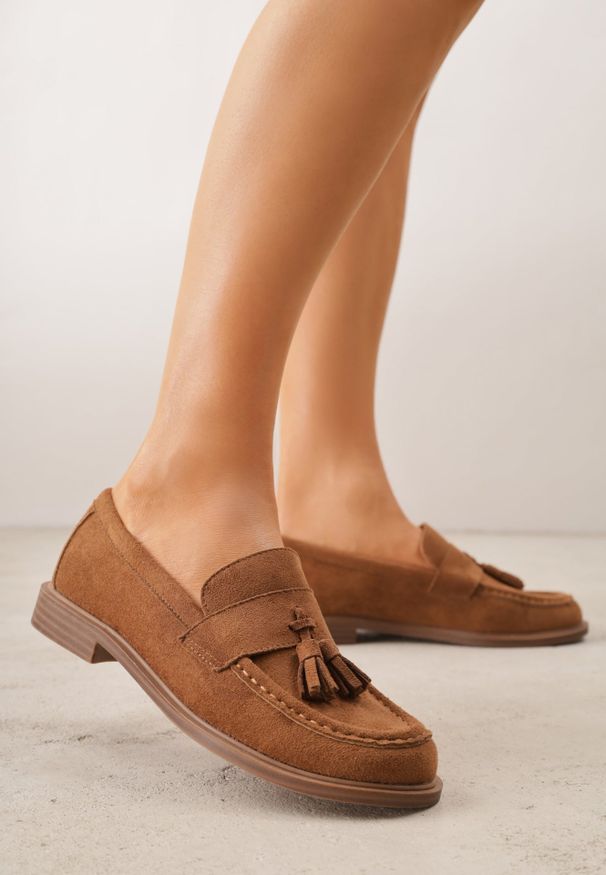 Renee - Jasnobrązowe Mokasyny VICES z Wkładką ze Skóry Naturalnej Ozdobione Chwostami Maritune. Okazja: na co dzień. Kolor: brązowy. Materiał: skóra. Wzór: aplikacja. Styl: casual, elegancki
