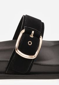 Born2be - Czarne Płaskie Klapki z Imitacji Zamszu z Wyrazistą Klamrą Himemoni. Okazja: na co dzień. Kolor: czarny. Materiał: zamsz. Wzór: paski, haft. Sezon: lato. Styl: boho, wakacyjny, casual #8