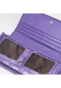 Wittchen - Damski portfel skórzany lakierowany z monogramem fioletowy. Kolor: fioletowy. Materiał: lakier, skóra. Wzór: aplikacja