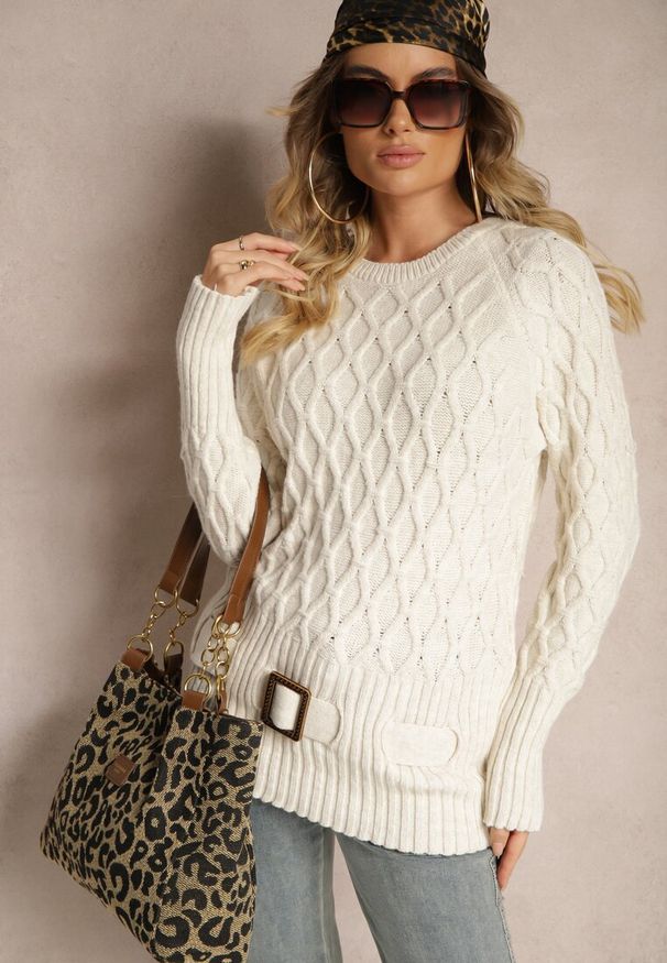 Renee - Jasnobeżowy Sweter w Delikatny Splot z Ozdobną Klamrą i Paskiem na Dole Rievea. Okazja: do pracy. Kolor: beżowy. Materiał: jeans. Długość rękawa: długi rękaw. Długość: długie. Wzór: ze splotem. Styl: elegancki