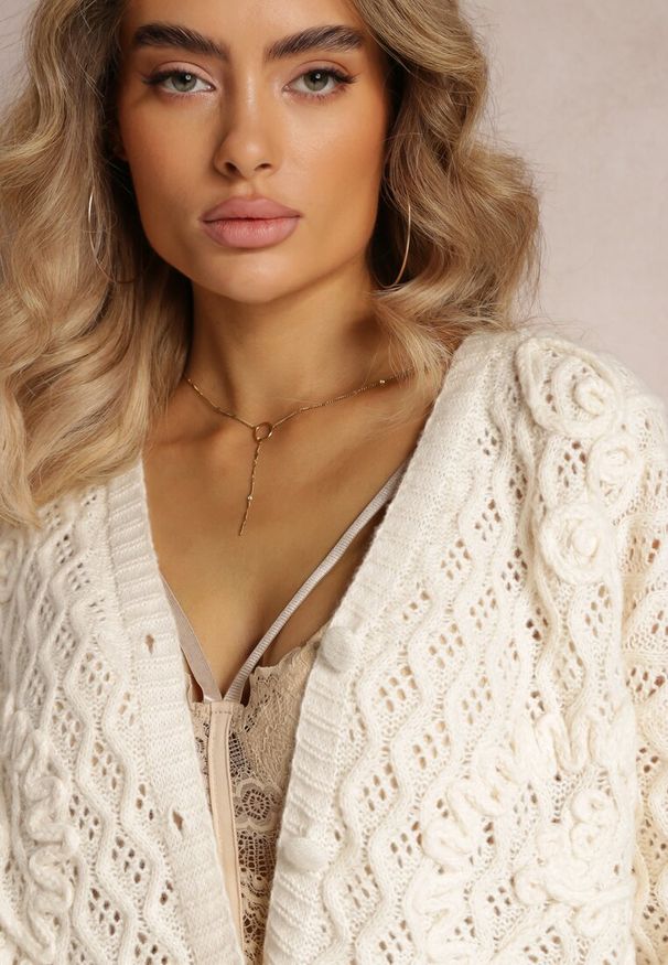 Renee - Jasnobeżowy Ażurowy Kardigan na Guziki Oreitha. Kolor: beżowy. Wzór: ażurowy. Sezon: zima