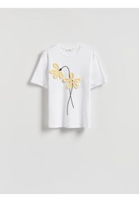 Reserved - T-shirt z kwiatową aplikacją - złamana biel. Materiał: bawełna. Wzór: aplikacja, kwiaty