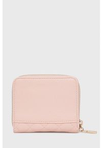 Guess portfel damski kolor różowy. Kolor: różowy. Materiał: materiał. Wzór: gładki #4
