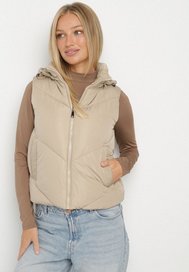 Born2be - Ciemnobeżowa Klasyczna Kamizelka z Pikowanymi Przeszyciami i Kapturem Ollera. Okazja: na co dzień. Typ kołnierza: kaptur. Kolor: beżowy. Materiał: jeans. Styl: klasyczny
