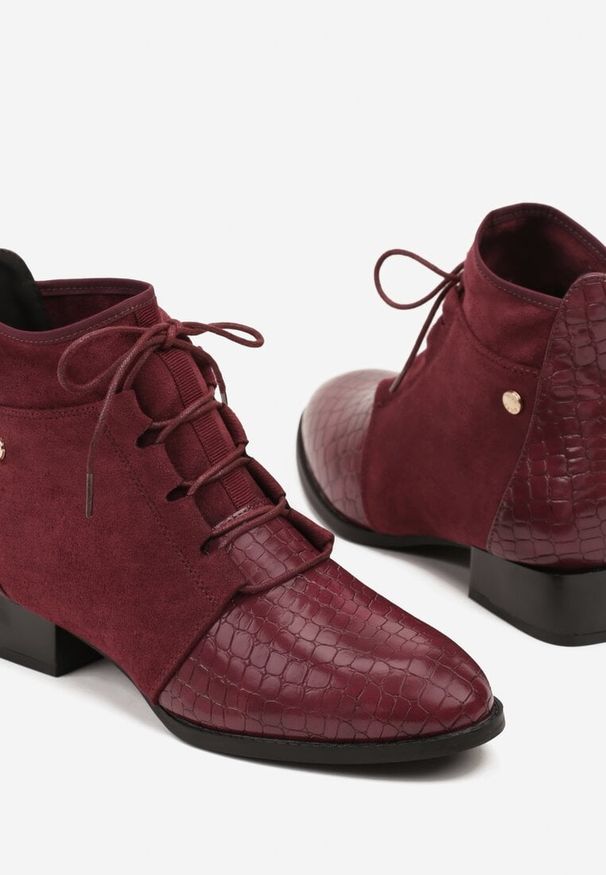 Renee - Bordowe Sznurowane Botki do Kostki Vices Zdobione Tłoczeniem Skóry Węża Wedvire. Okazja: na co dzień. Kolor: czerwony. Materiał: skóra. Szerokość cholewki: normalna. Wzór: aplikacja. Styl: casual