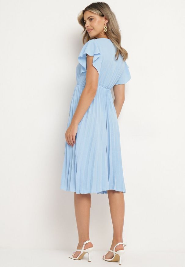 Born2be - Jasnoniebieska Sukienka Plisowana o Rozkloszowanym Fasonie i Trójkątnym Dekolcie Rissara. Okazja: na co dzień, na spotkanie biznesowe. Kolor: niebieski. Materiał: skóra, materiał. Długość rękawa: krótki rękaw. Typ sukienki: plisowane. Styl: biznesowy, casual, elegancki