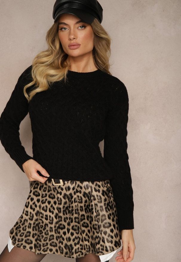 Renee - Czarny Sweter Ozdobione Tłoczeniem Sariatta. Okazja: na co dzień, na imprezę. Kolor: czarny. Materiał: jeans. Długość rękawa: długi rękaw. Długość: długie. Wzór: aplikacja. Styl: klasyczny, elegancki, casual