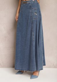 Renee - Granatowa Bawełniana Spódnica Maxi Rozkloszowana z Jeansu z Ozdobnym Łańcuszkiem Viralle. Kolor: niebieski. Materiał: bawełna, jeans. Sezon: lato. Styl: boho, elegancki