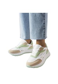 Inna Biało-zielone sneakersy Batilda białe. Nosek buta: okrągły. Kolor: biały. Materiał: jeans, guma. Sezon: lato. Obcas: na obcasie. Wysokość obcasa: niski. Sport: turystyka piesza #1