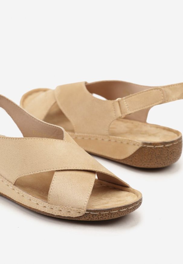 Born2be - Beżowe Sandały Vices z Przeszyciami Saroluna. Okazja: na co dzień. Zapięcie: rzepy. Kolor: beżowy. Styl: elegancki, casual