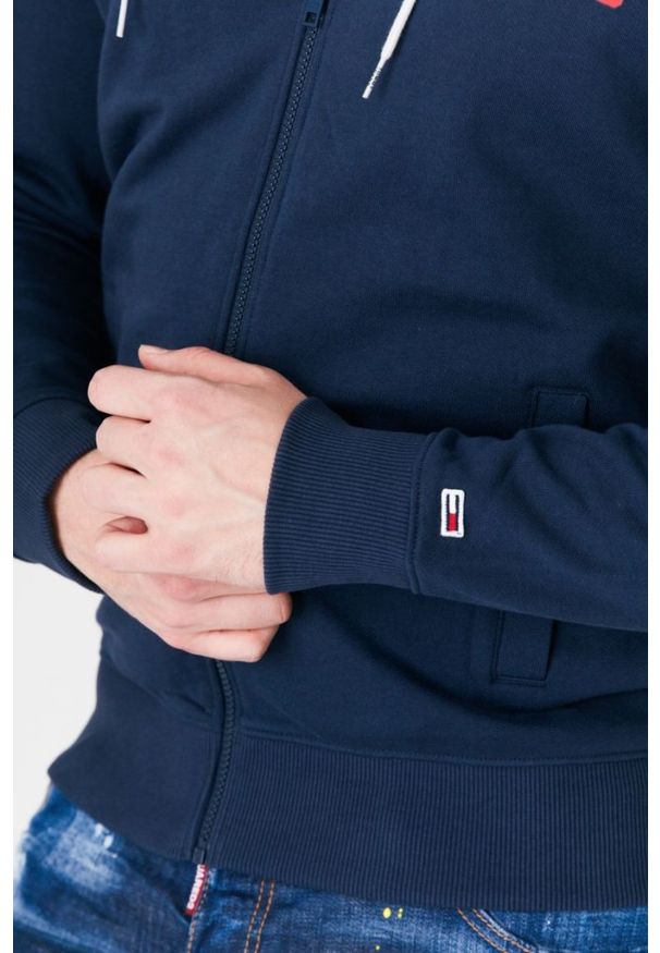 Tommy Jeans - TOMMY JEANS Granatowa bluza męska na zamek z dużym logo, Rozmiar XXL. Typ kołnierza: kaptur. Kolor: niebieski