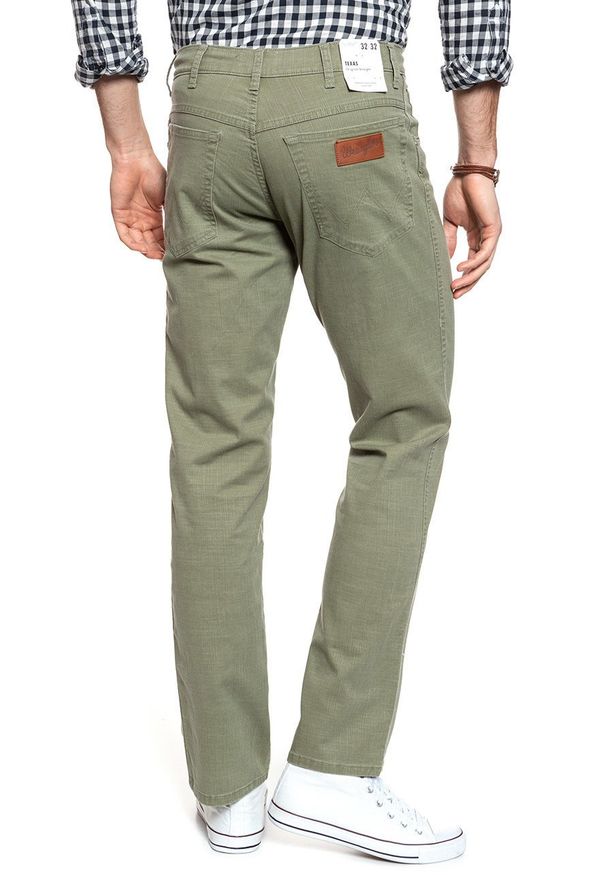 Wrangler - WRANGLER SPODNIE MĘSKIE TEXAS MOSS GREEN W12197330 112126078. Stan: podwyższony. Materiał: materiał