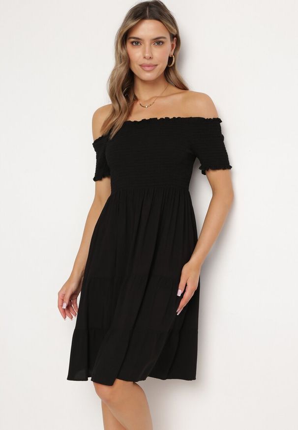 Born2be - Czarna Bawełniana Sukienka z Hiszpańskim Dekoltem z Szerokimi Falbanami na Dole Bliria. Okazja: na co dzień, na spacer. Typ kołnierza: dekolt hiszpanka. Kolor: czarny. Materiał: bawełna. Sezon: lato. Typ sukienki: rozkloszowane. Styl: casual, wakacyjny, elegancki