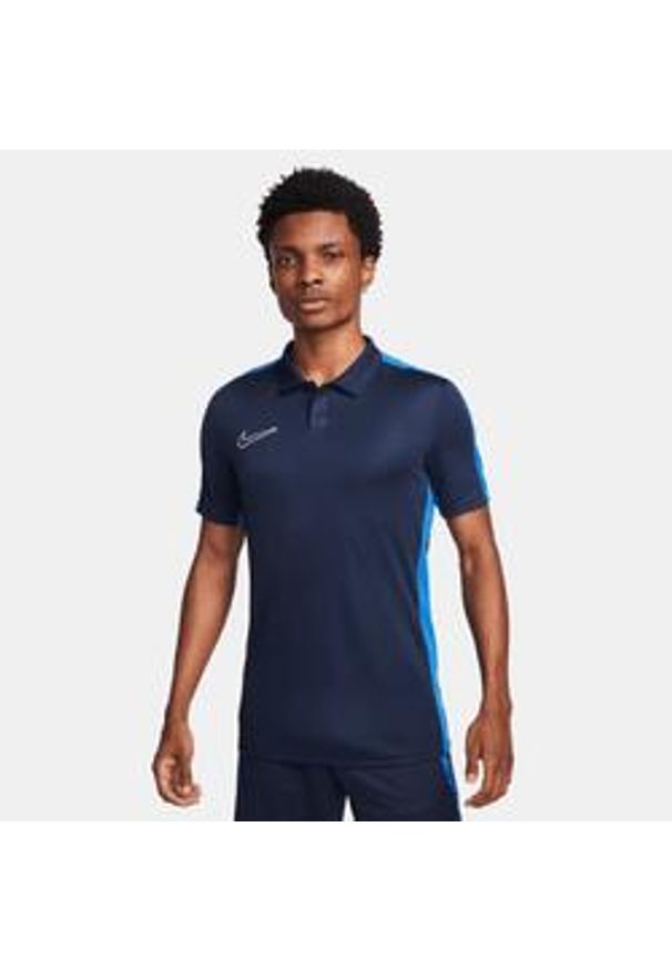 Koszulka sportowa męska Nike Drifit Academy. Typ kołnierza: polo. Kolor: czarny, niebieski, wielokolorowy. Sport: piłka nożna