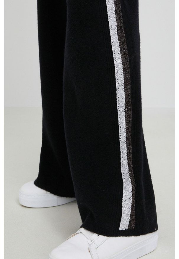 TOMMY HILFIGER - Tommy Hilfiger Spodnie damskie kolor czarny z nadrukiem. Stan: podwyższony. Kolor: czarny. Materiał: dzianina. Wzór: nadruk