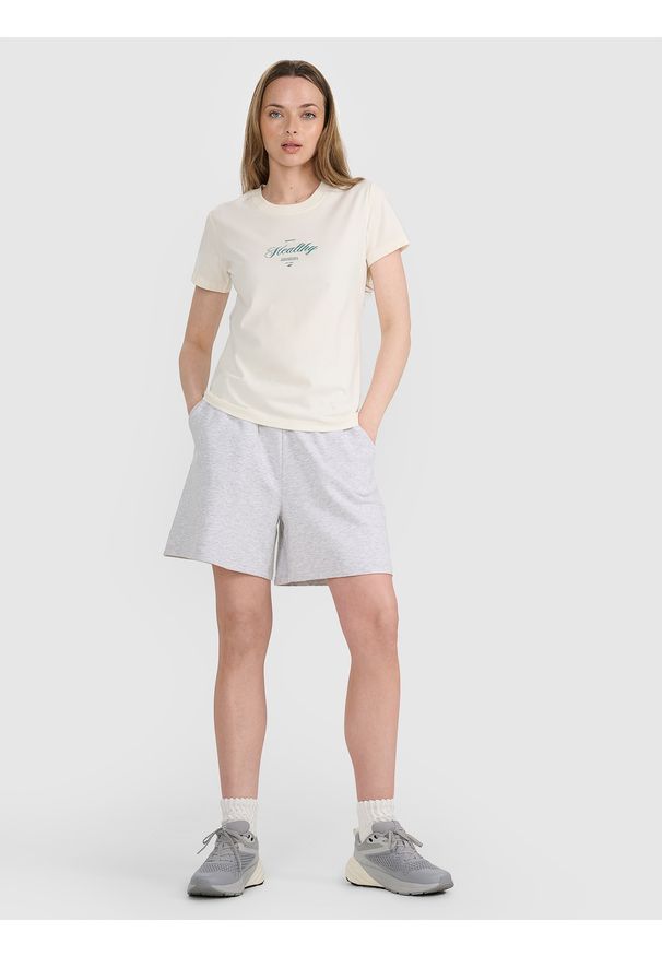 4f - 4F T-shirt regular z nadrukiem damski - biały S. Okazja: na co dzień. Kolor: biały. Materiał: dzianina, jersey, materiał, bawełna. Długość rękawa: krótki rękaw. Długość: krótkie. Wzór: nadruk. Styl: sportowy, klasyczny, casual
