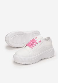 Renee - Biało-Różowe Sneakersy Mellaea. Wysokość cholewki: przed kostkę. Zapięcie: sznurówki. Kolor: biały. Materiał: materiał. Szerokość cholewki: normalna. Wzór: aplikacja