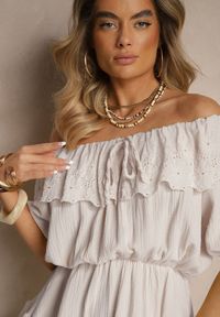 Renee - Beżowa Sukienka z Bawełny Ozdobiona Ażurową Falbaną Ranisse. Okazja: na co dzień, na spacer. Kolor: beżowy. Materiał: bawełna. Wzór: aplikacja, ażurowy. Sezon: lato. Styl: casual, elegancki #3