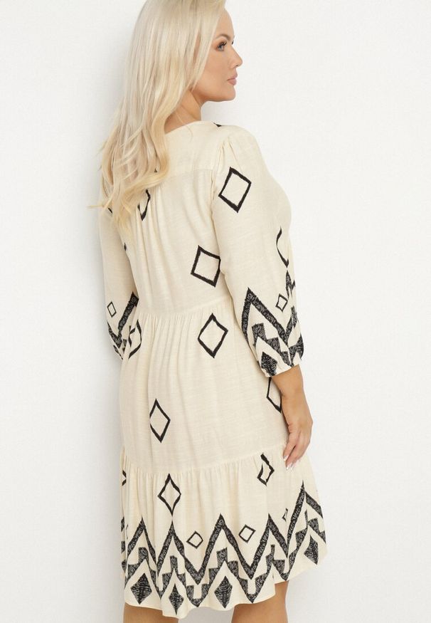 Born2be - Jasnobeżowa Bawełniana Sukienka Pudełkowa w Geometryczny Wzór Claradina. Kolekcja: plus size. Kolor: beżowy. Materiał: bawełna. Wzór: geometria. Typ sukienki: dla puszystych. Styl: elegancki