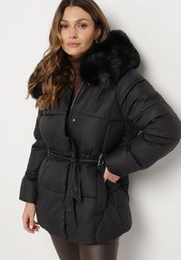 Born2be - Czarna Pikowana Kurtka z Kapturem i Odpinanym Futrem z Paskiem w Tali Siamirae. Okazja: na co dzień. Typ kołnierza: kaptur. Kolor: czarny. Materiał: futro. Styl: casual, elegancki #6
