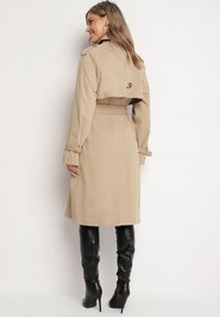 Born2be - Ciemnobeżowy Płaszcz Dwurzędowy Trencz Ozdobiony Paskiem i Pagonami Malwissa. Okazja: na co dzień. Kolor: beżowy. Materiał: jeans. Wzór: aplikacja. Sezon: wiosna, jesień. Styl: casual, elegancki #4