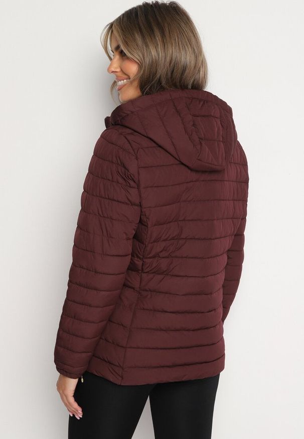 Born2be - Bordowa Pikowana Kurtka z Kapturem i Sznurkami Miviana. Okazja: na spacer. Typ kołnierza: kaptur. Kolor: czerwony. Materiał: jeans. Długość rękawa: długi rękaw. Długość: długie