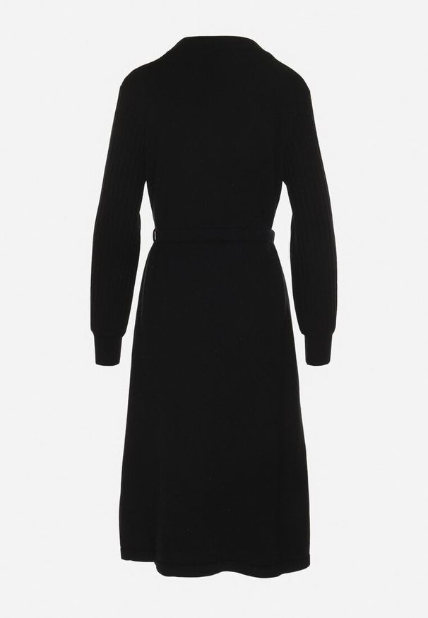 Born2be - Czarna Sukienka z Wiskozą Ozdobiona Plisowanymi Rękawami i Paskiem Daikari. Okazja: na co dzień. Kolor: czarny. Materiał: wiskoza. Wzór: aplikacja. Styl: casual