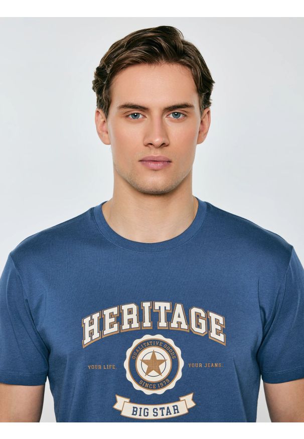 Big-Star - Koszulka męska z nadrukiem niebieska Feren 402. Okazja: na co dzień. Kolor: niebieski. Materiał: bawełna, jeans, materiał. Wzór: nadruk. Styl: casual, klasyczny
