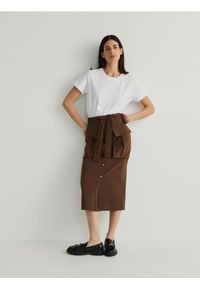 Reserved - Spódnica z kieszeniami cargo - brązowy. Kolor: brązowy. Materiał: tkanina, wiskoza #1