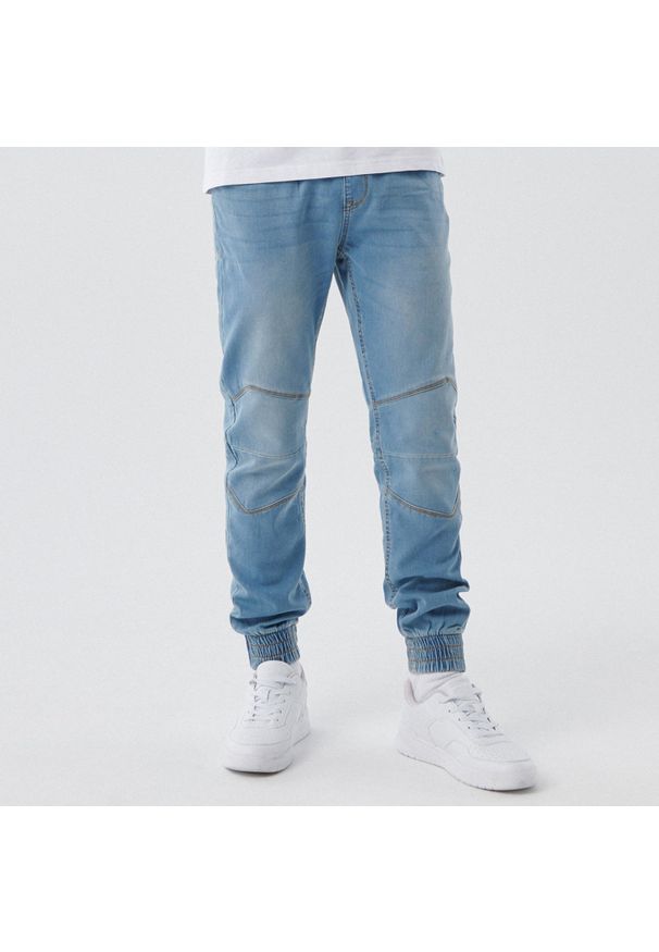 Cropp - Niebieskie jeansowe joggery - Niebieski. Kolor: niebieski. Długość: długie