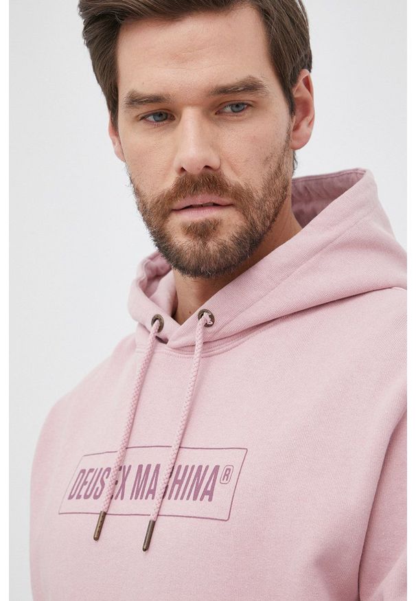 Deus Ex Machina Bluza bawełniana męska kolor różowy z kapturem z nadrukiem. Okazja: na co dzień. Typ kołnierza: kaptur. Kolor: różowy. Materiał: bawełna. Wzór: nadruk. Styl: casual